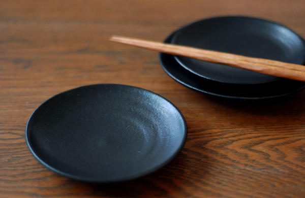 よしざわ窯 黒釉 5寸皿｜和食器の通販 monsen