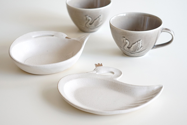 よしざわ窯 冠をかぶった白鳥皿｜和食器の通販 monsen