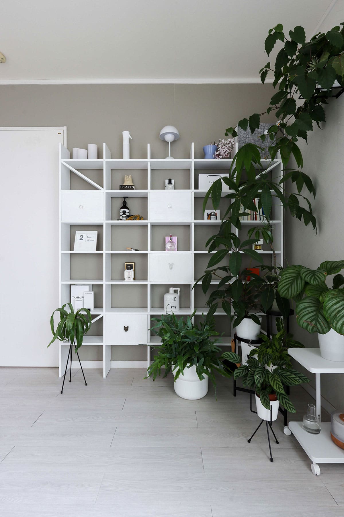 白いディスプレイボード – Shelf 壁一面のA5判本棚 奥行180mm