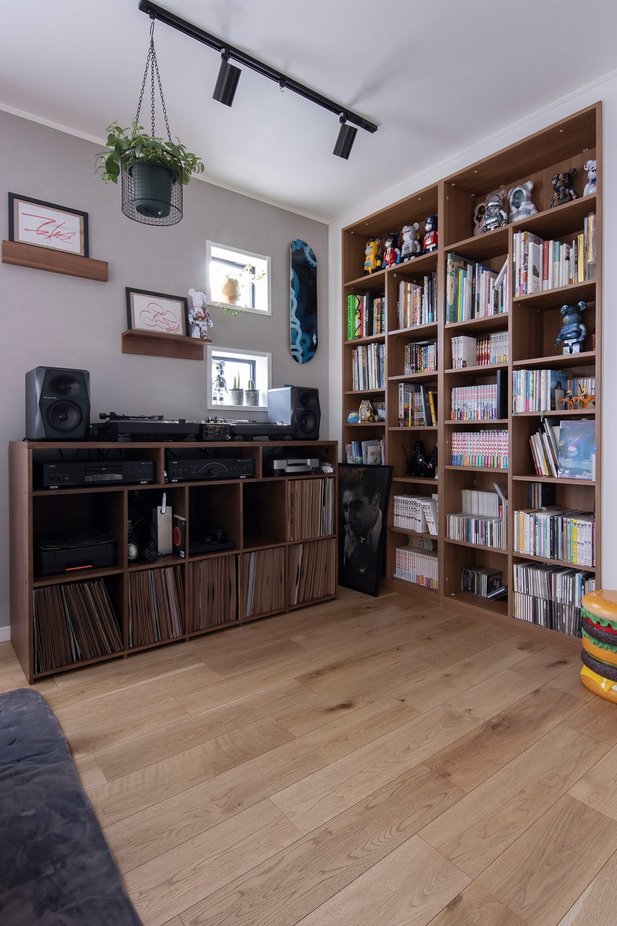 ダークブラウンに塗装したDJブース – Shelf ロータイプ本棚
