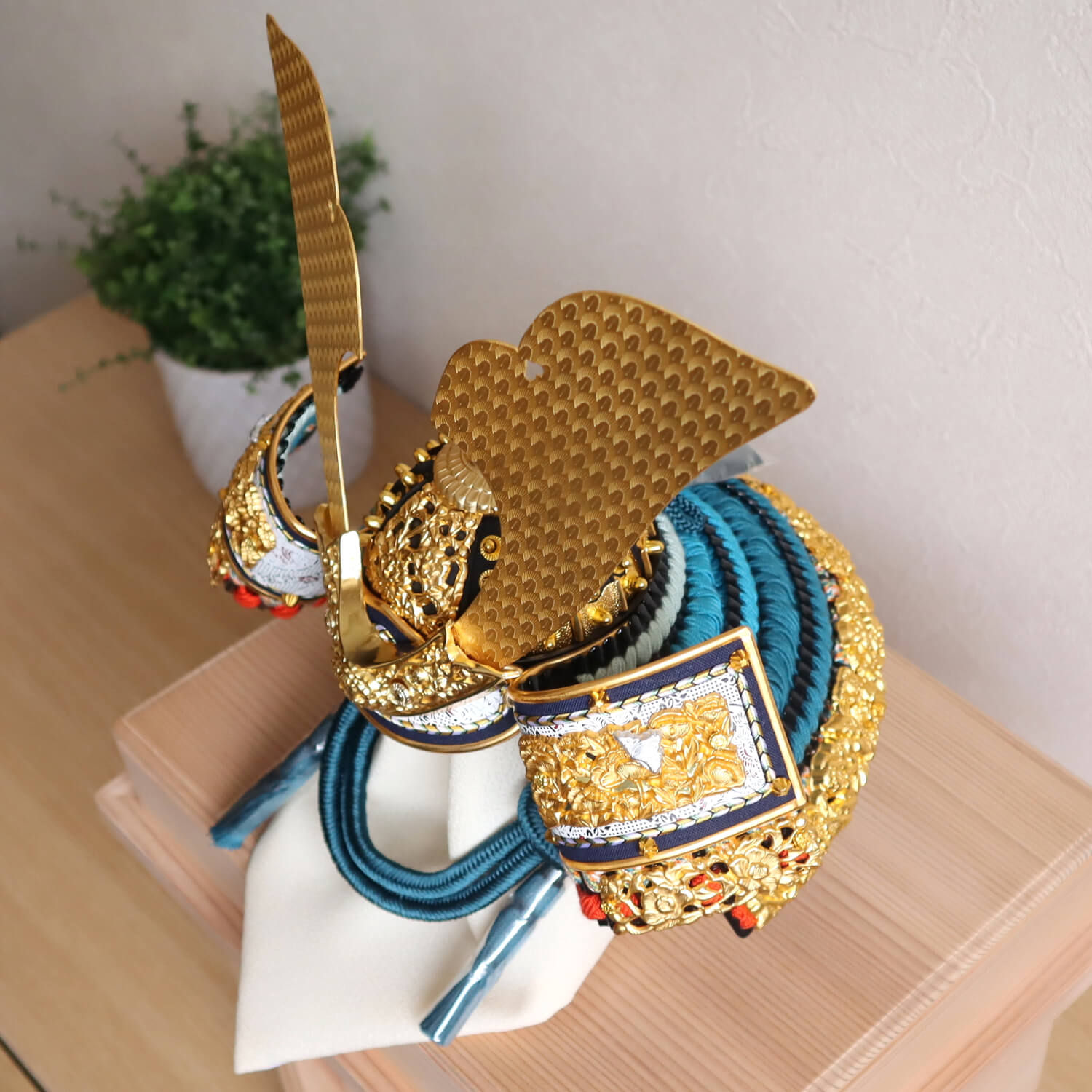 伝統工芸士・平安 晴峰作 10号 正絹縹糸縅兜 日本製ナチュラル杉唐櫃
