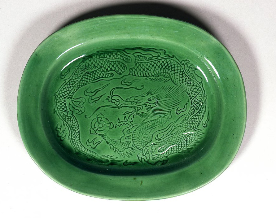 緑釉小判形龍文皿 – 兵庫陶芸美術館 収蔵品データベース