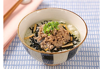 肉味噌茶づけ｜アレンジレシピ｜味ひとすじ 永谷園