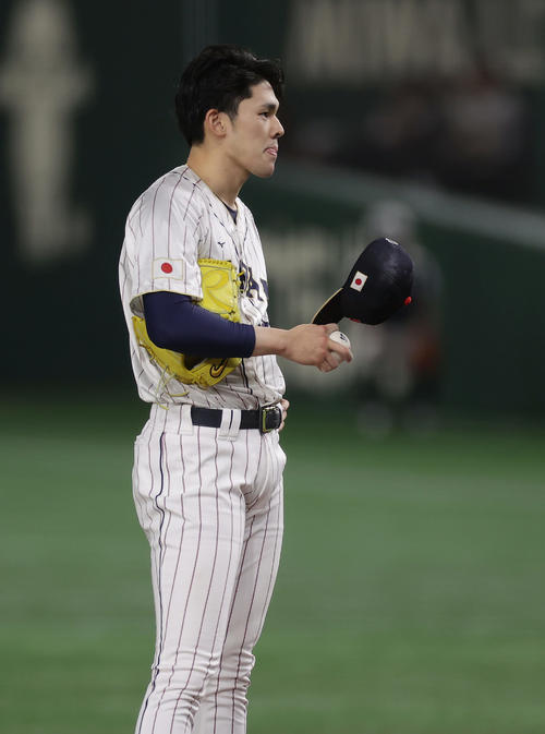 WBC】佐々木朗希、死球チェコ選手にロッテのお菓子届けて記念撮影