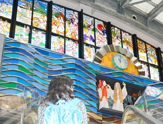 動画あり】日向神話がステンドグラスに 宮崎空港、藤城さんが原画