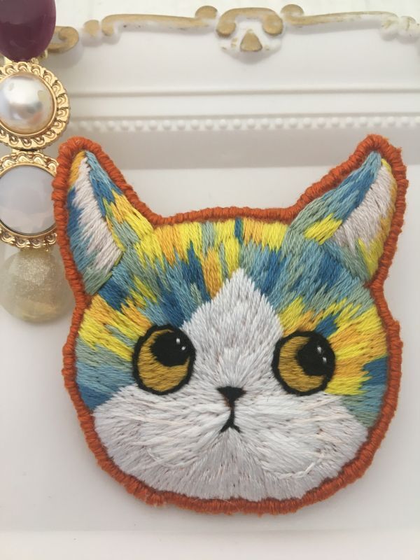 手刺繍 カラフル模様の2Way猫ちゃんブローチ【にゃん太通販】