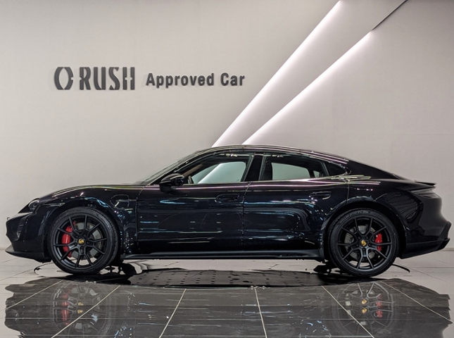 ポルシェタイカン GTS 4＋1シート 4WD スポクロ PASM