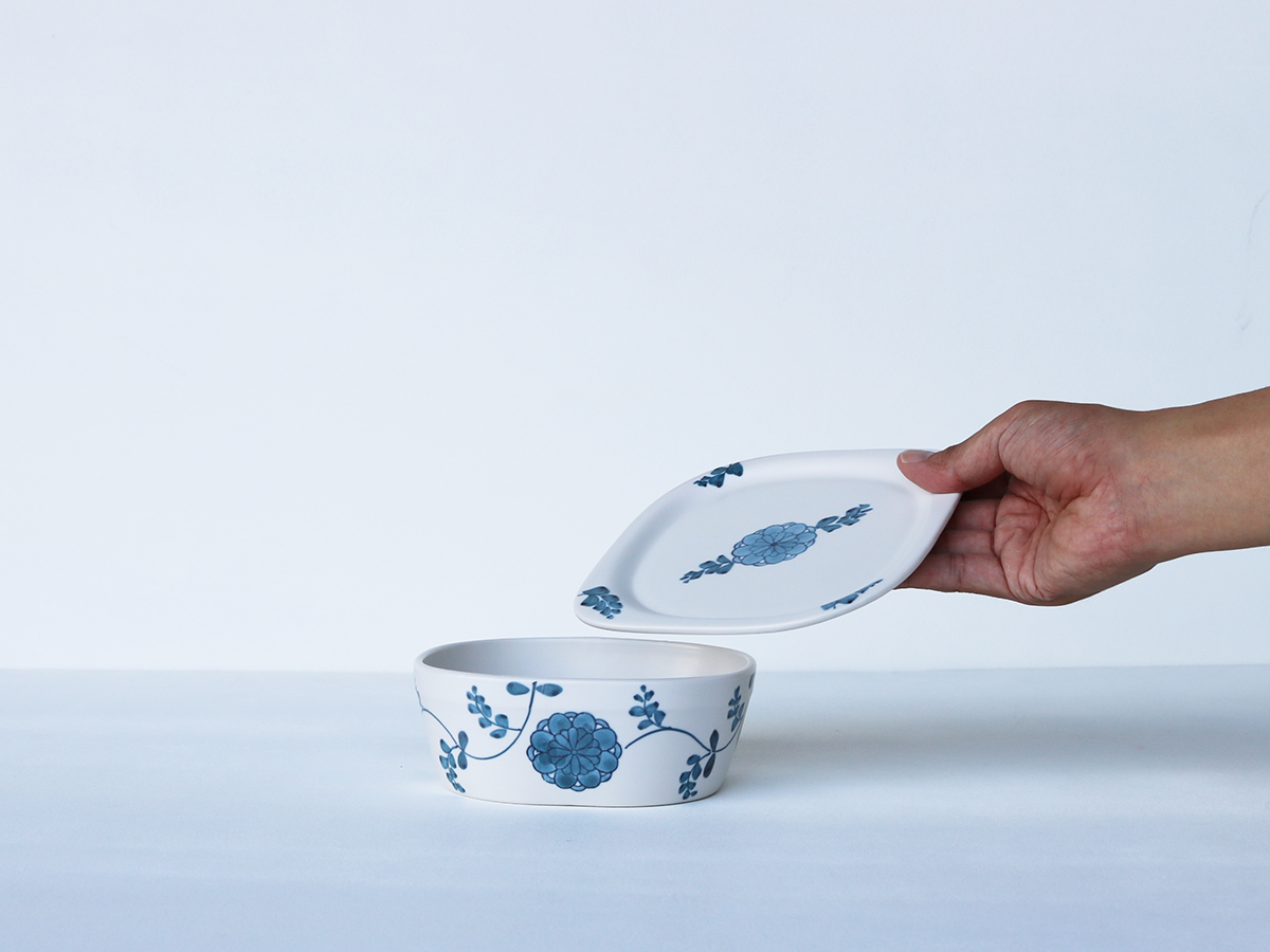 オーブンOK! そのまま食卓に出せる蓋つき角鉢 波佐見焼 染付花唐草蓋