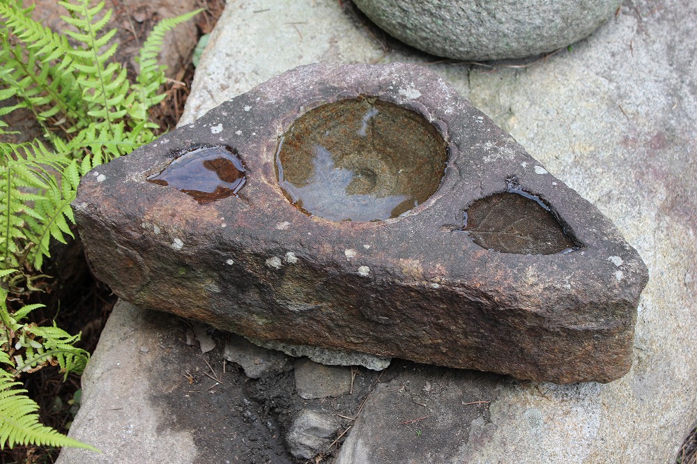 水鉢 本鞍馬石 （三角）の製品案内愛知県岡崎市の石灯篭・水鉢蹲など