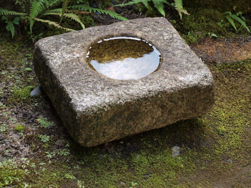 四角水鉢 32×28㎝の製品案内愛知県岡崎市の石灯篭・水鉢蹲など石材製品