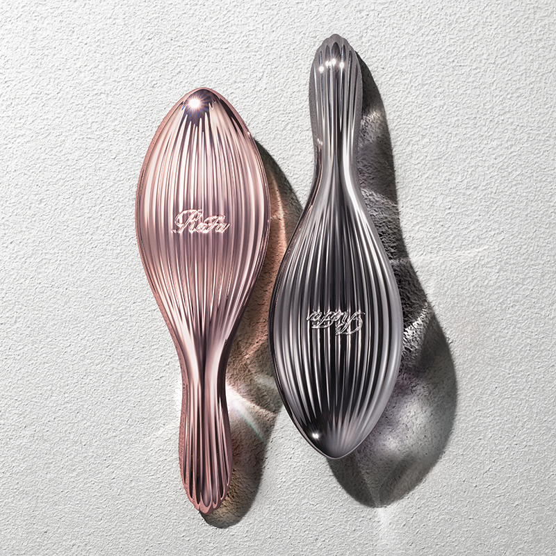 天然毛でみがく。とかすたび、上質なツヤメイク「ReFa AILE BRUSH RAY