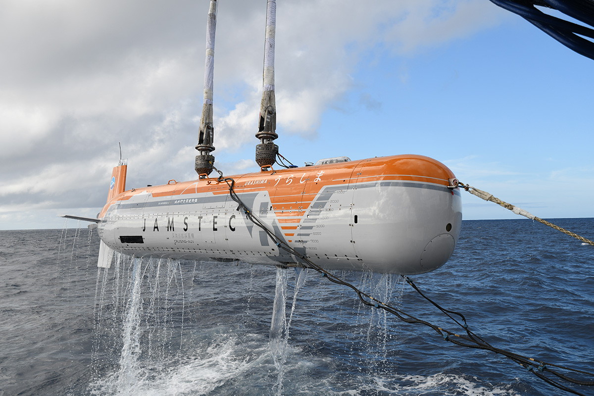深海探査機「うらしま8000」、深度8000mに到達 - Impress Watch