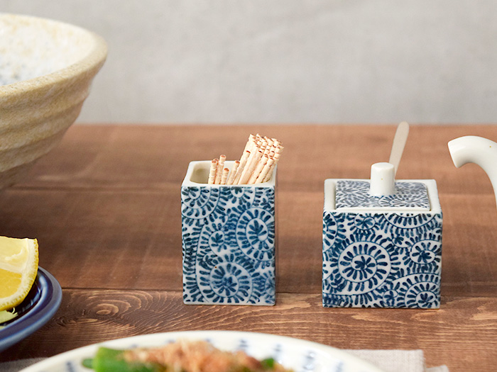 おしゃれ角型たこ唐草模様の爪楊枝入れ。人気の和食器。つまようじ以外
