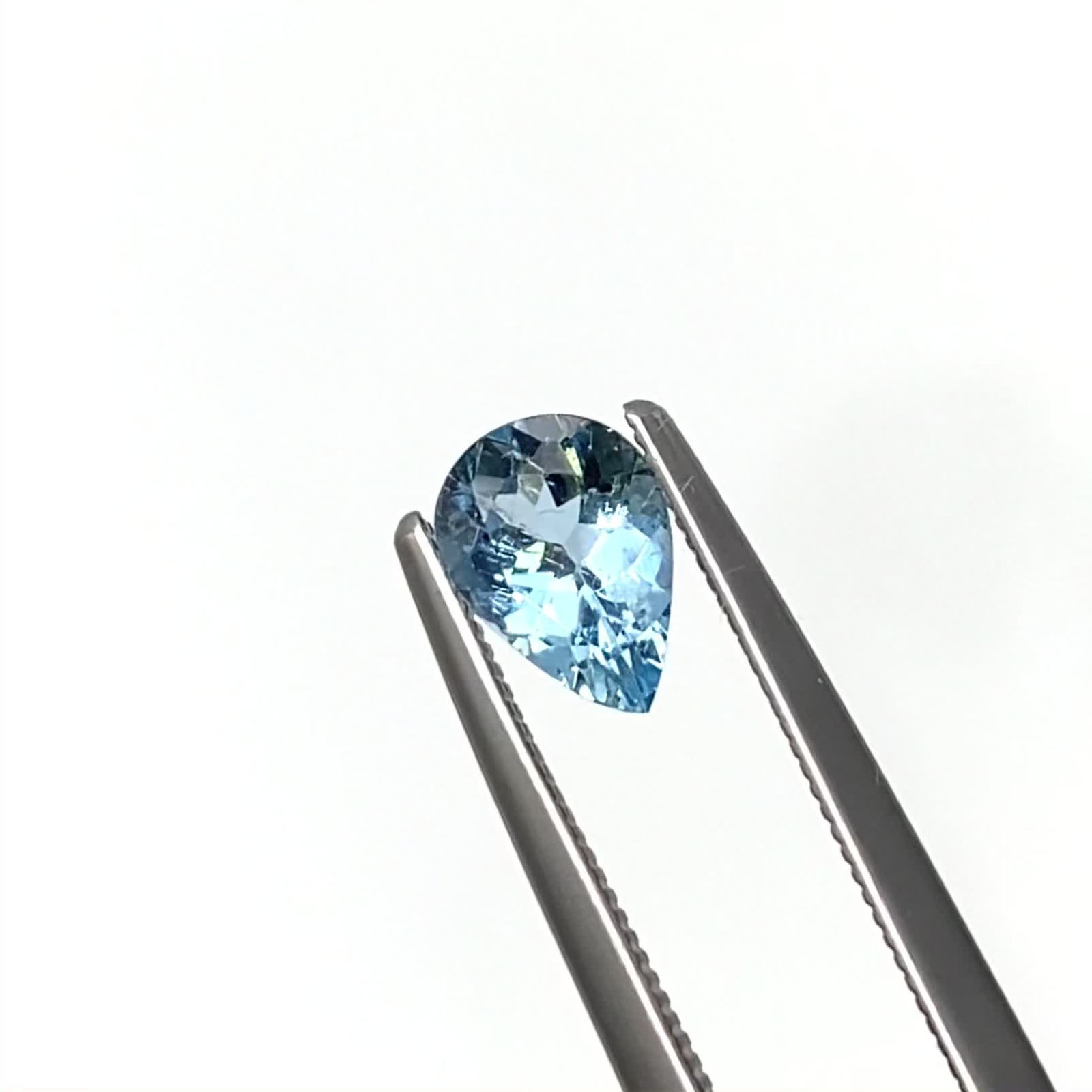 アクアマリン サンタマリアカラー マダガスカル産 0.54ct / 6.9x4.9mm