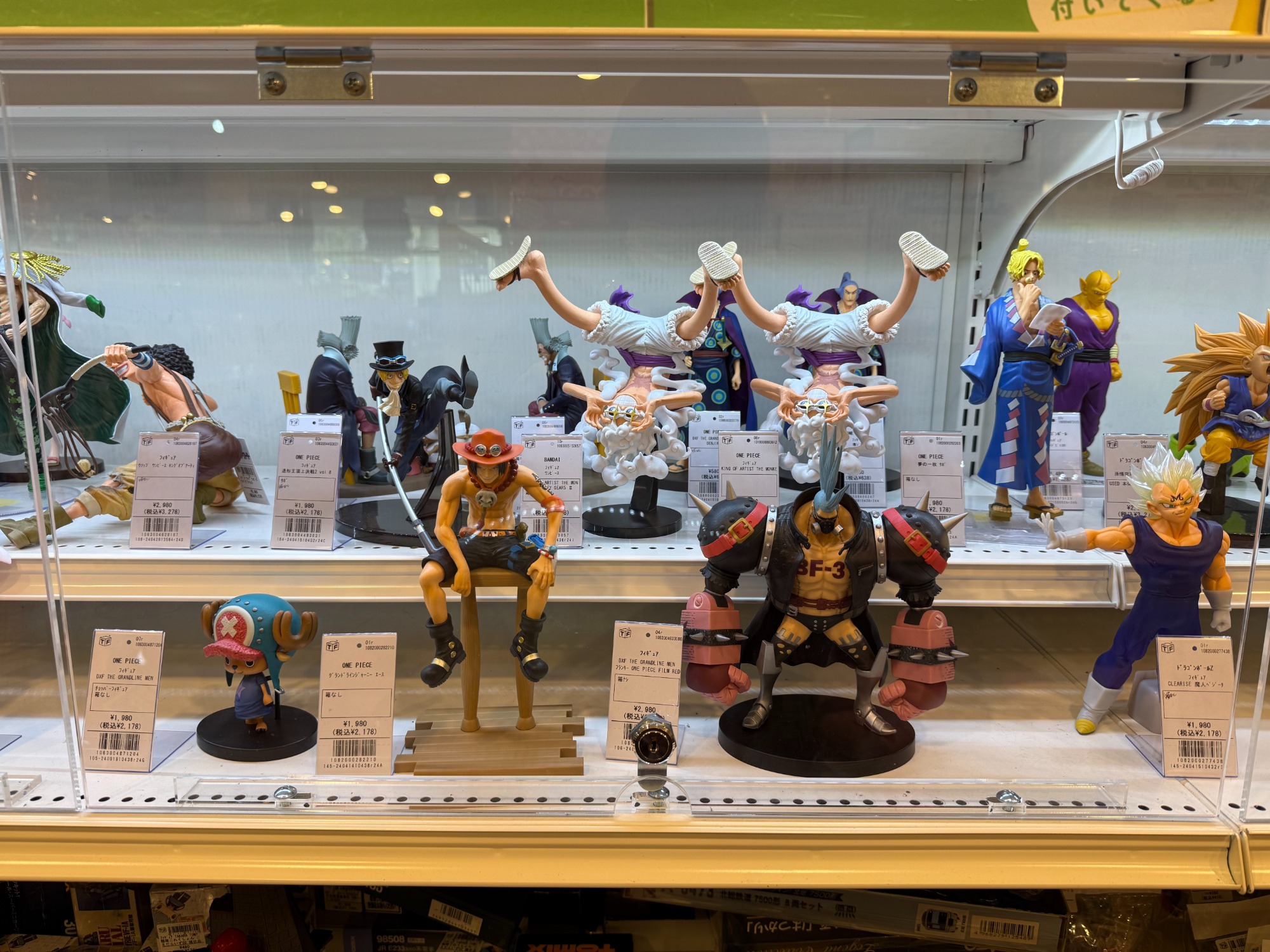 フィギュア大量入荷致しました！！多数のキャラクター達勢ぞろいです
