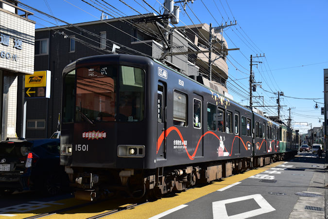2025年2月10日 江ノ電の台湾ラッピング列車を撮影する