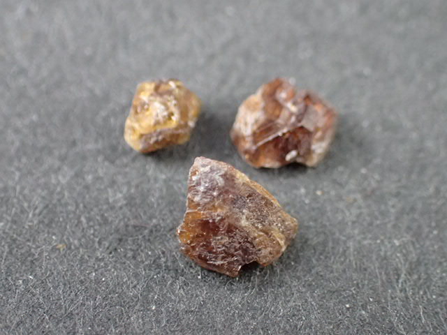 ベスブ石（Vesvianite) 埼玉県大滝村秩父鉱山産 ｜石の販売専門店【vec