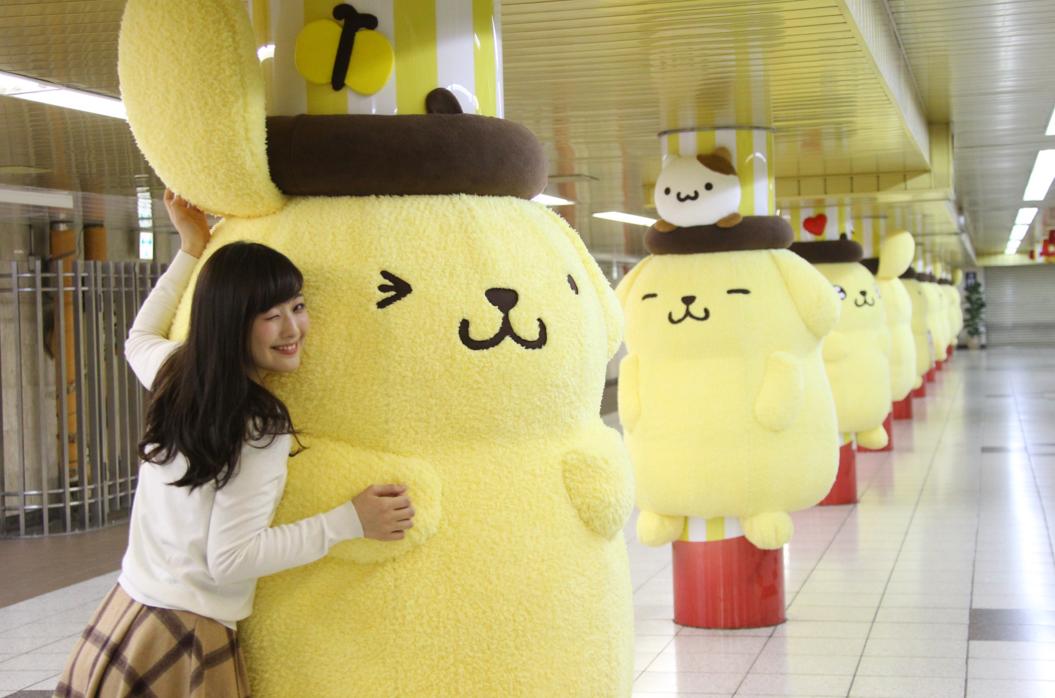 ポムポムプリンが新宿駅に大量発生中！ なんとハグができるのだぁ