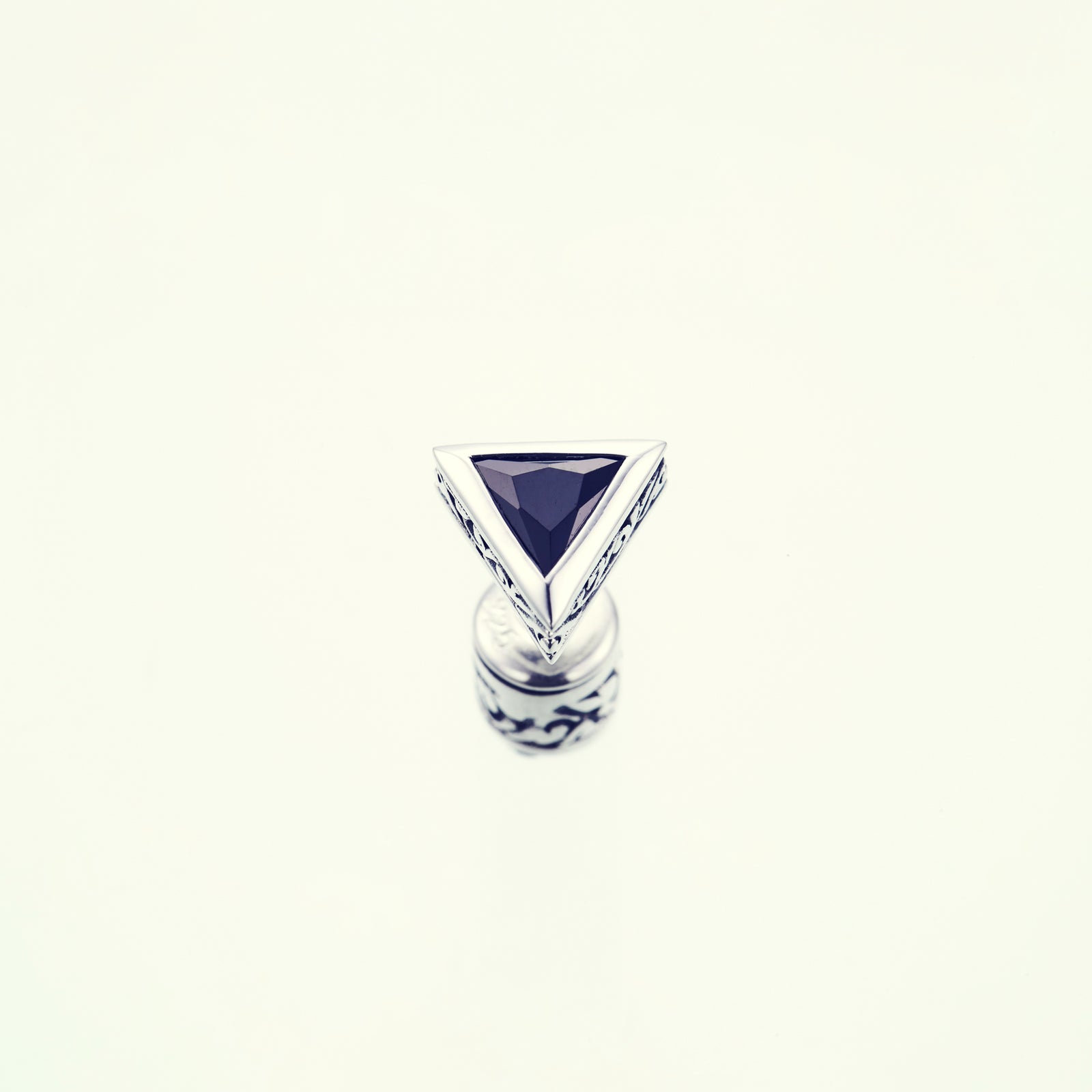 Jeweled Ivy Triangle Stud : Black CZ｜ジュエルド・アイビー