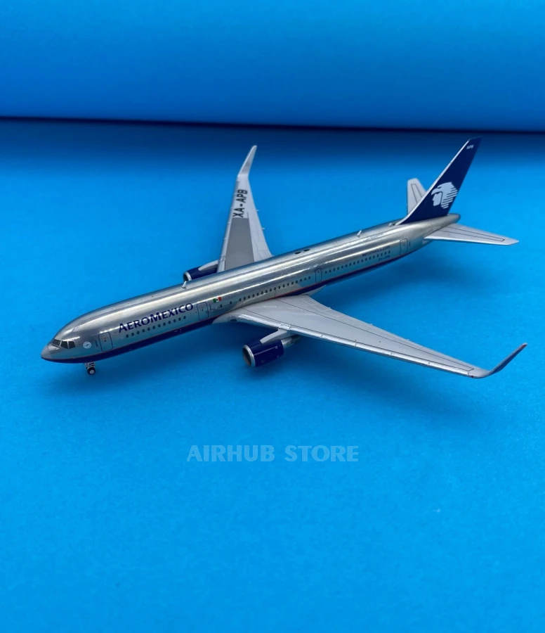 Aviation Aircraft Model Boeing B767-300ER Aeromexico Polished 1:400
