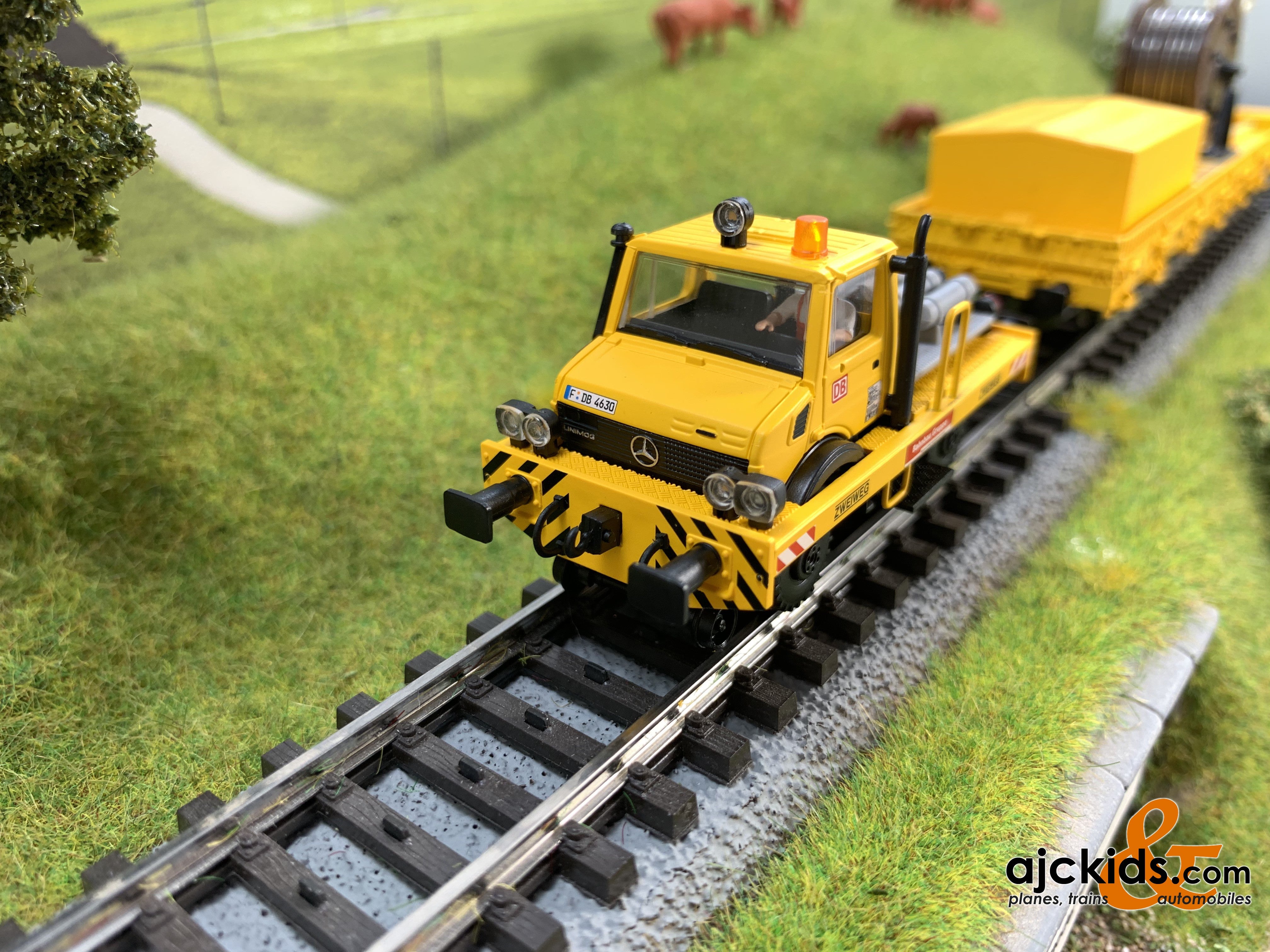 Marklin 39940 Two-Way Mercedes Unimog with a Catenary Installation
