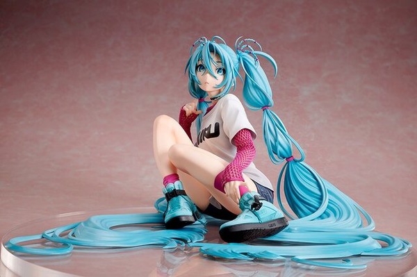 あらわになった太ももがスニーカーに映える！ 「初音ミク」×米山舞氏の