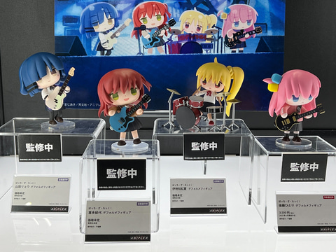 ぼっち・ざ・ろっく！」4人でジャンプする結束バンドやデフォルメ