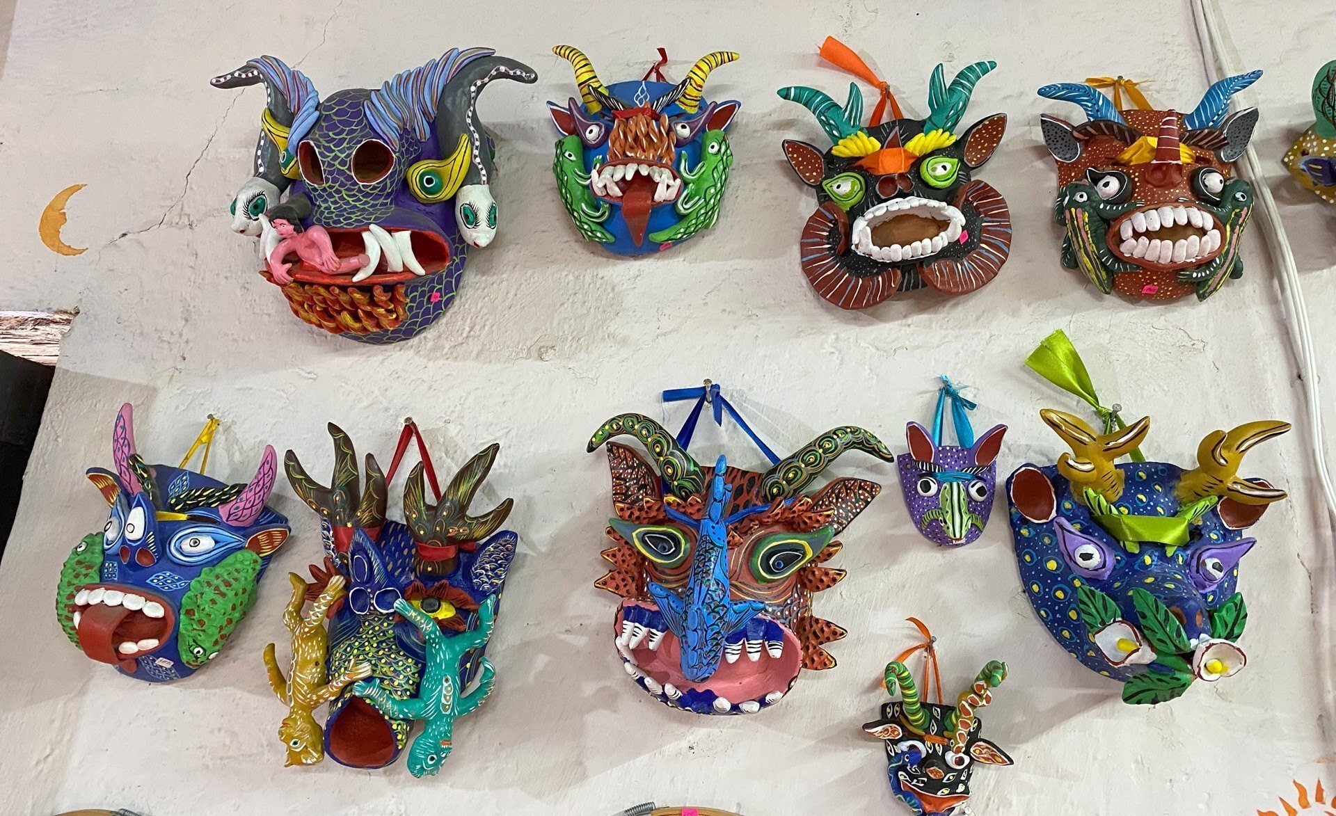 メキシコ、プレぺチャ文化のカラフルなアレブリヘス オブジェ｜河辺