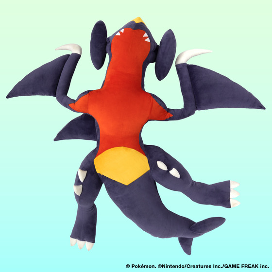 マッハポケモン「ガブリアス」が大きなクッション(全長約1.6m)になって