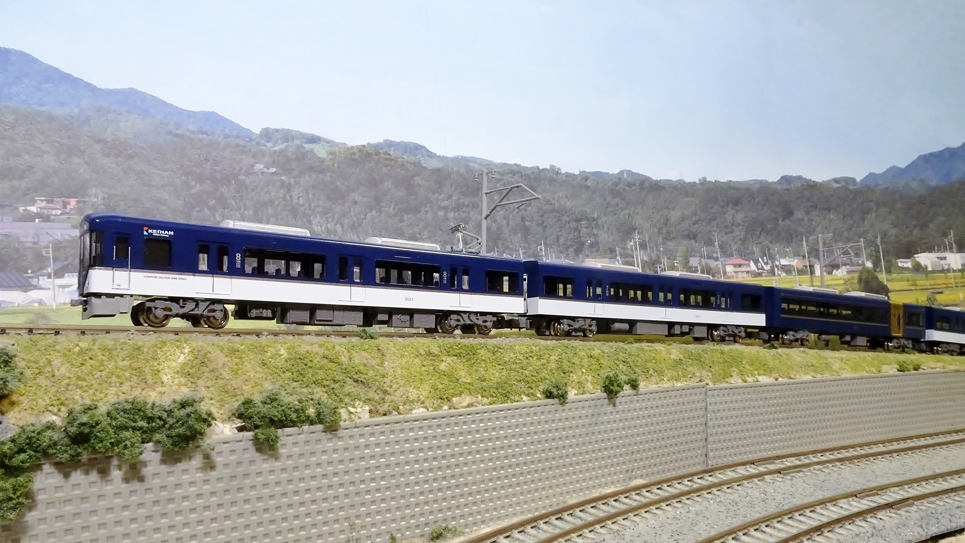 京阪3000系 快速特急洛楽・プレミアムカー 発売前に手持ちで組んでみ