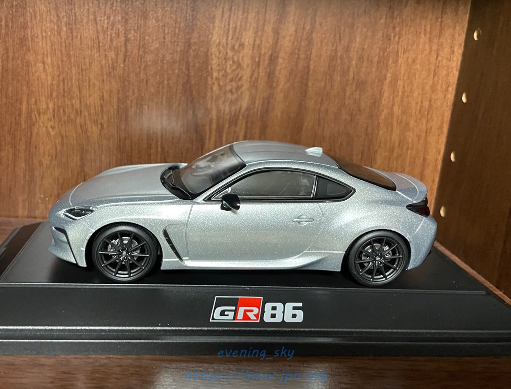 納車待ちのGR86と同じボディカラーのTOYOTA新型GR86カラーサンプル