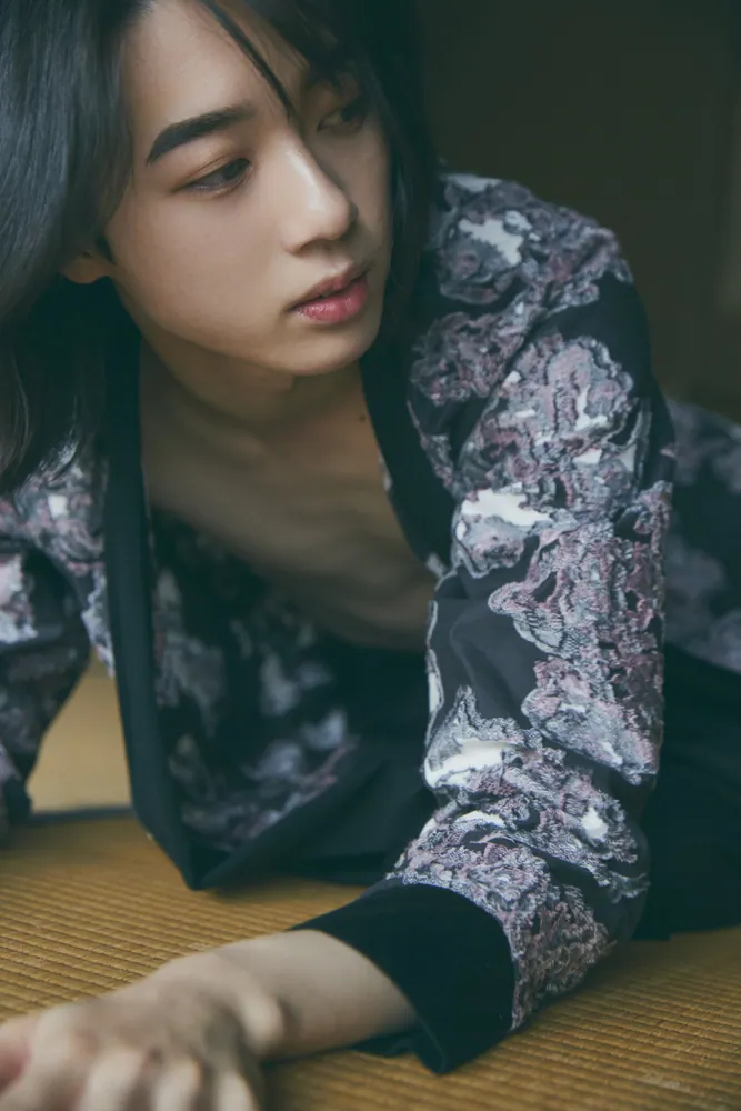 世古口凌 1st写真集 戀紫」世古口凌 [タレント写真集] - KADOKAWA