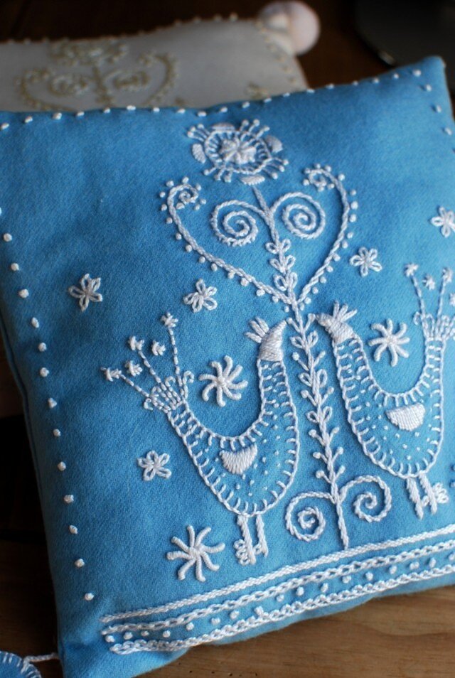 鳥の柄のスウェーデン刺繍のクッション〈ウール/ブルー〉 | iichi 日々