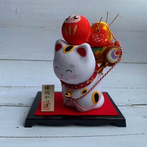 台湾 縁起物を背負った笑顔の招き猫 - だるま/太鼓/魚 開運 贈り物