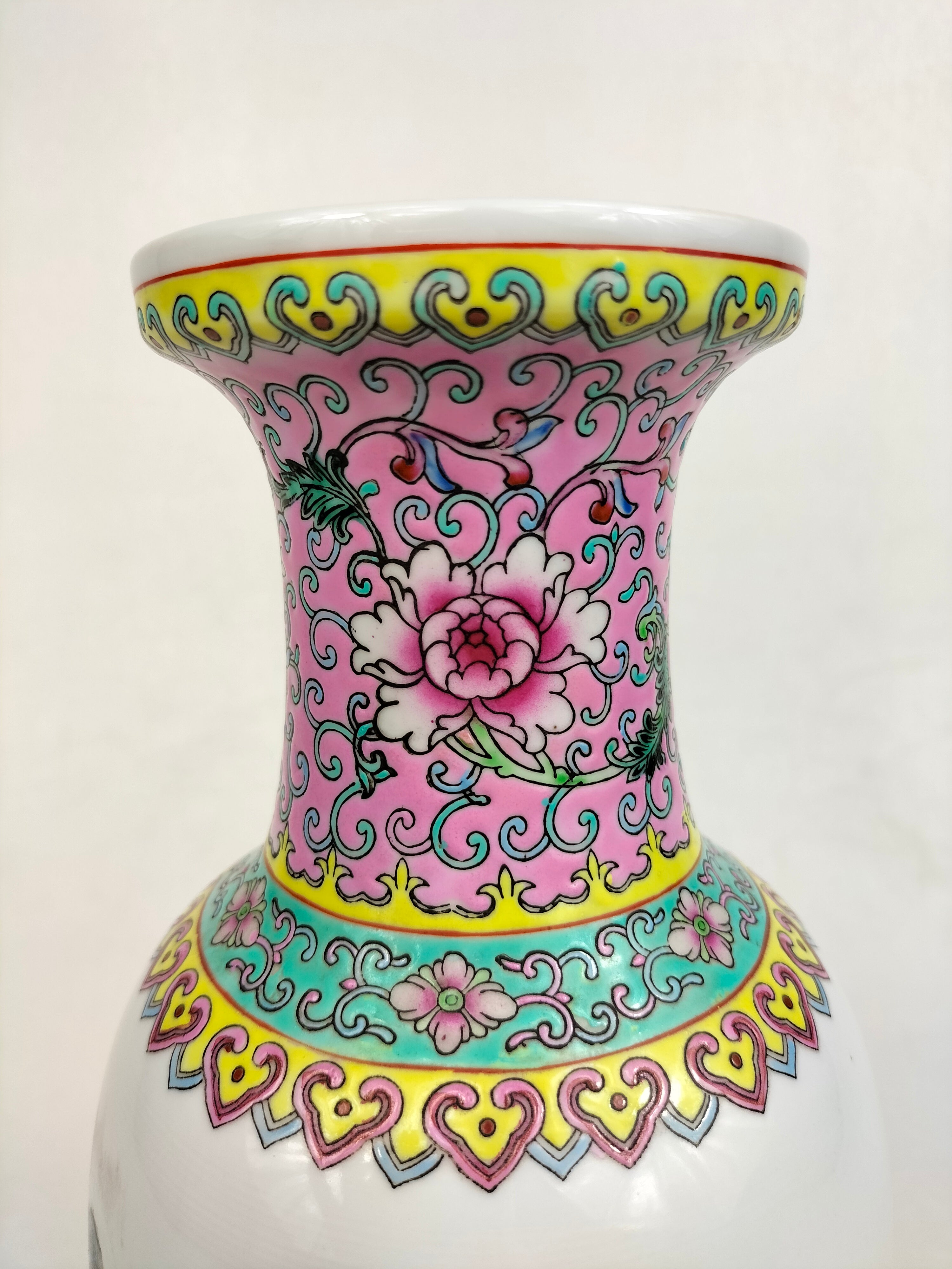 中国粉彩山水马花瓶// 景德镇- 20 世纪– Diddenantiques