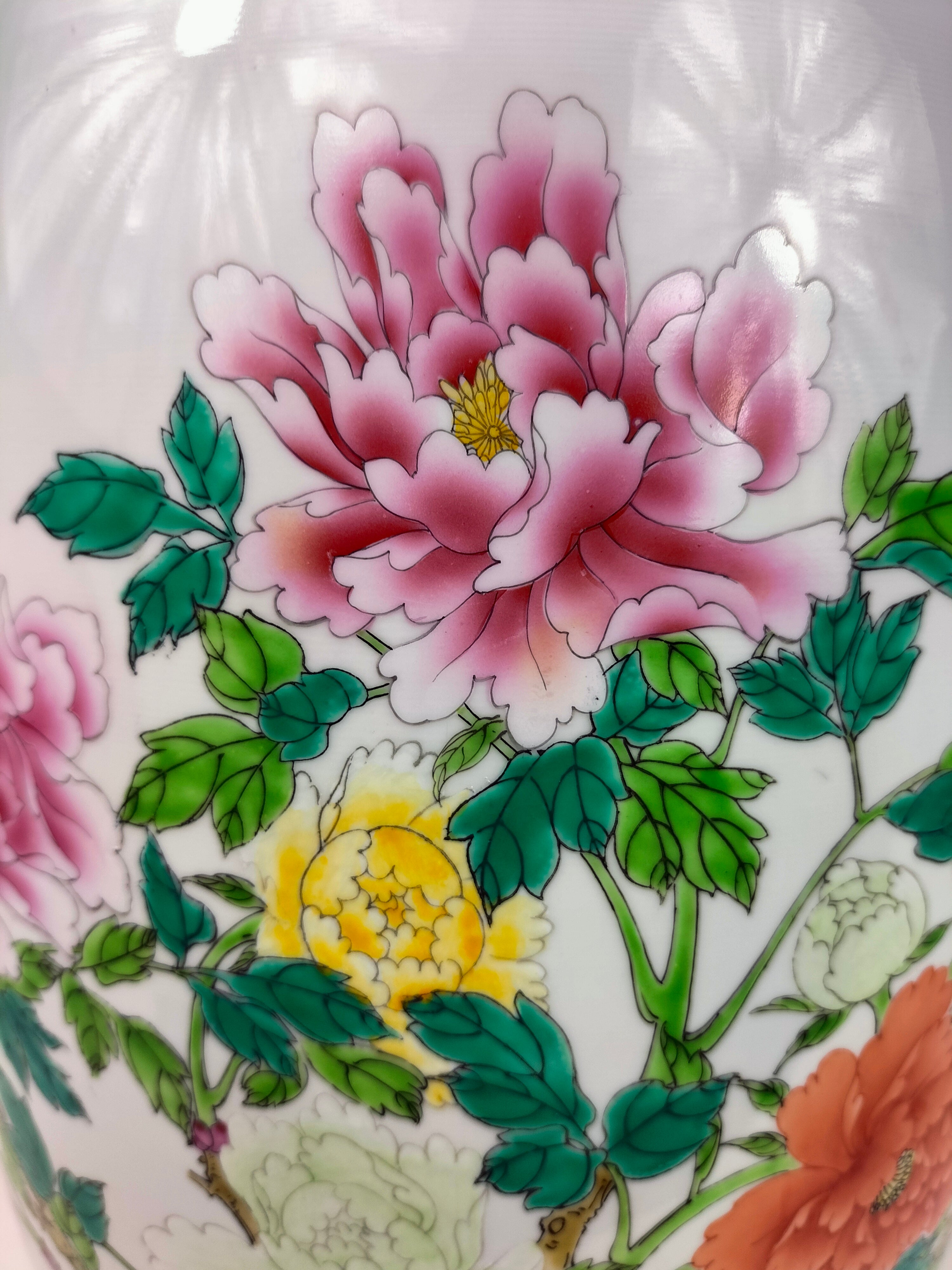 大型中国粉彩花朵装饰花瓶// 景德镇- 20 世纪– Diddenantiques