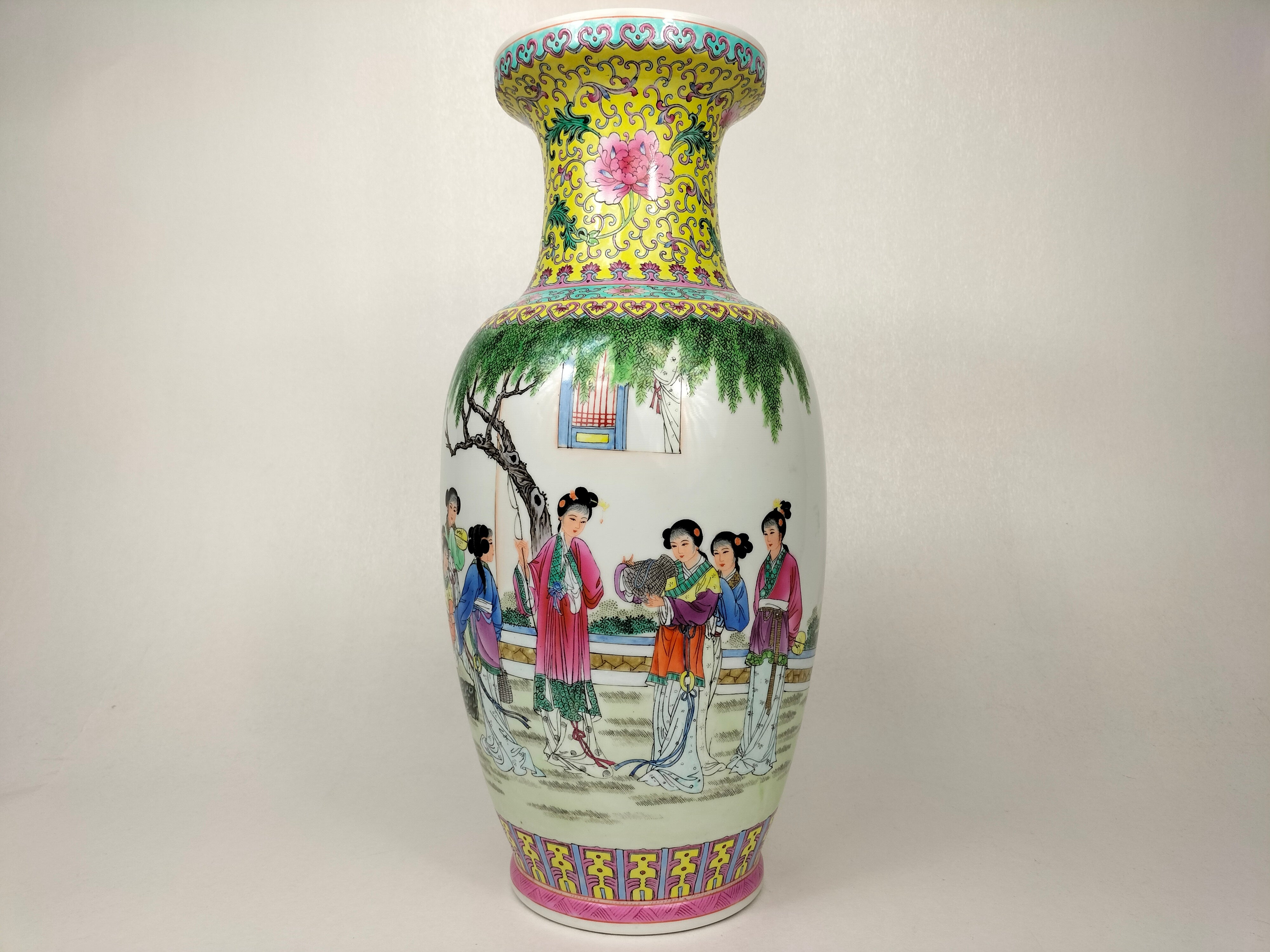 花园场景装饰的中国粉彩花瓶// 景德镇- 乾隆标记- 20 世纪– Diddenantiques