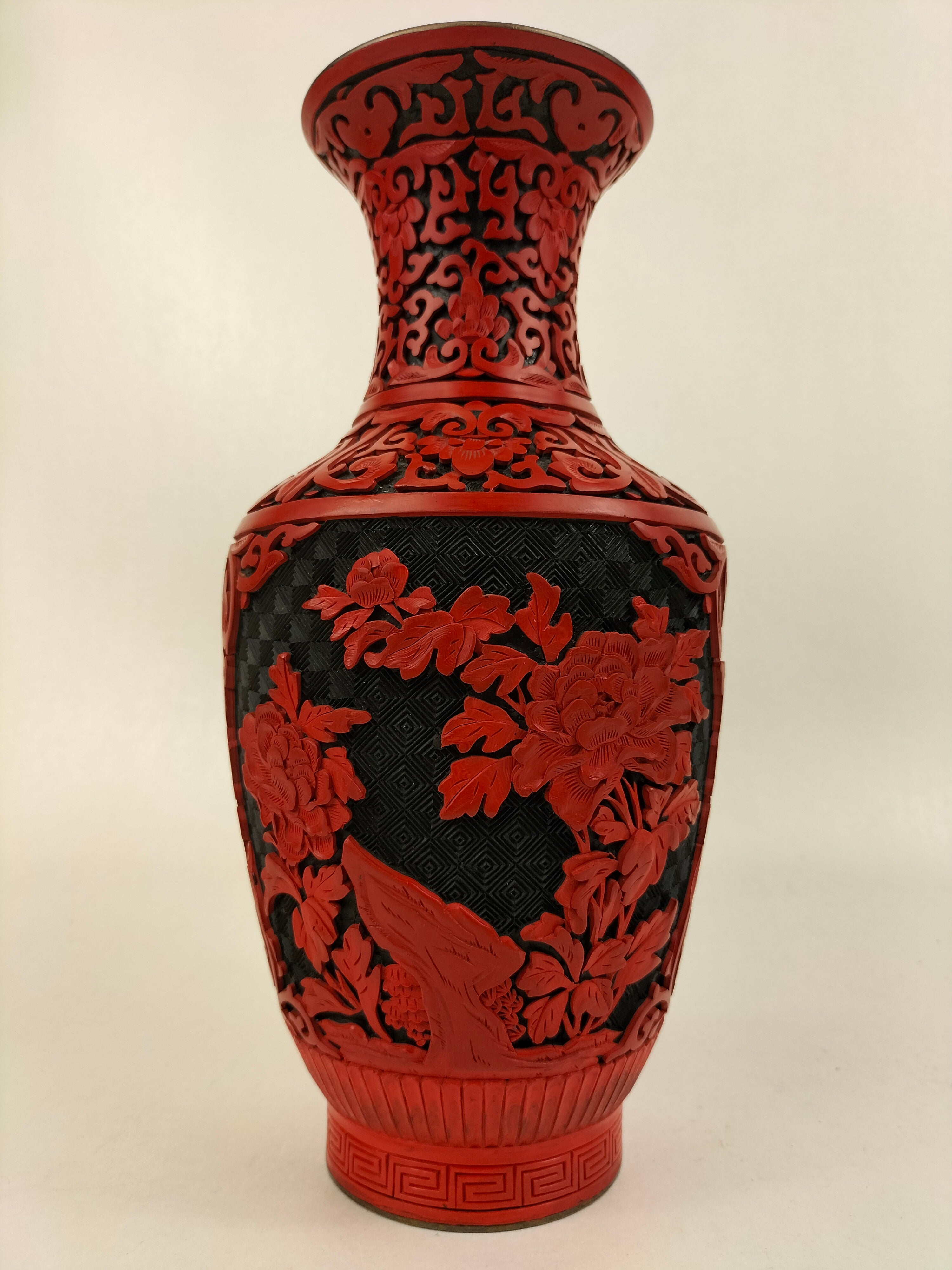 古董中国朱砂花瓶，饰以花朵// 20 世纪– Diddenantiques