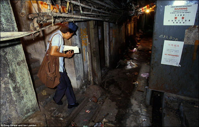 魔窟の象徴、1992年に消えた香港の巨大なスラム街「九龍城砦」の写真16