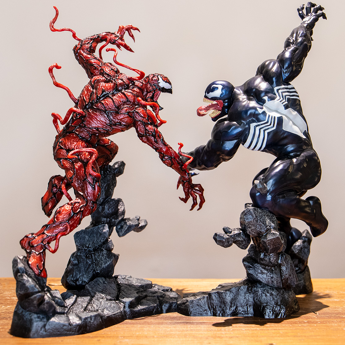 白熱のバトルシーンが再現できるヴェノムとカーネイジのフィギュアも