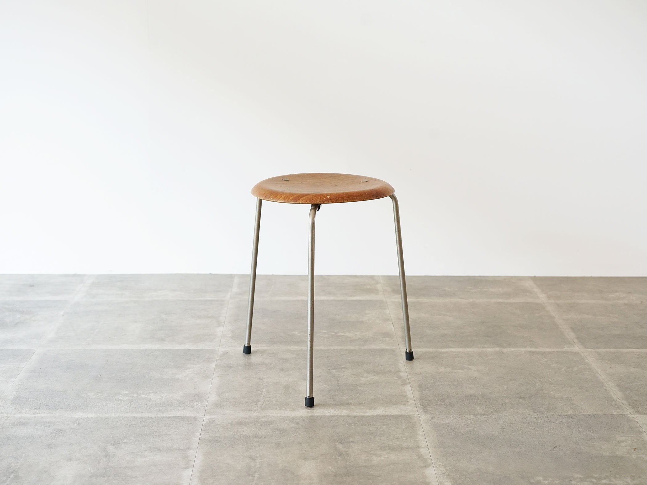 Arne Jacobsen（アルネ・ヤコブセン）Model 3170 スツール ｜ 北欧家具