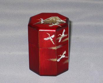富士に群鶴蒔絵（ふじにぐんかくまきえ）八角茶器（はっかくちゃき