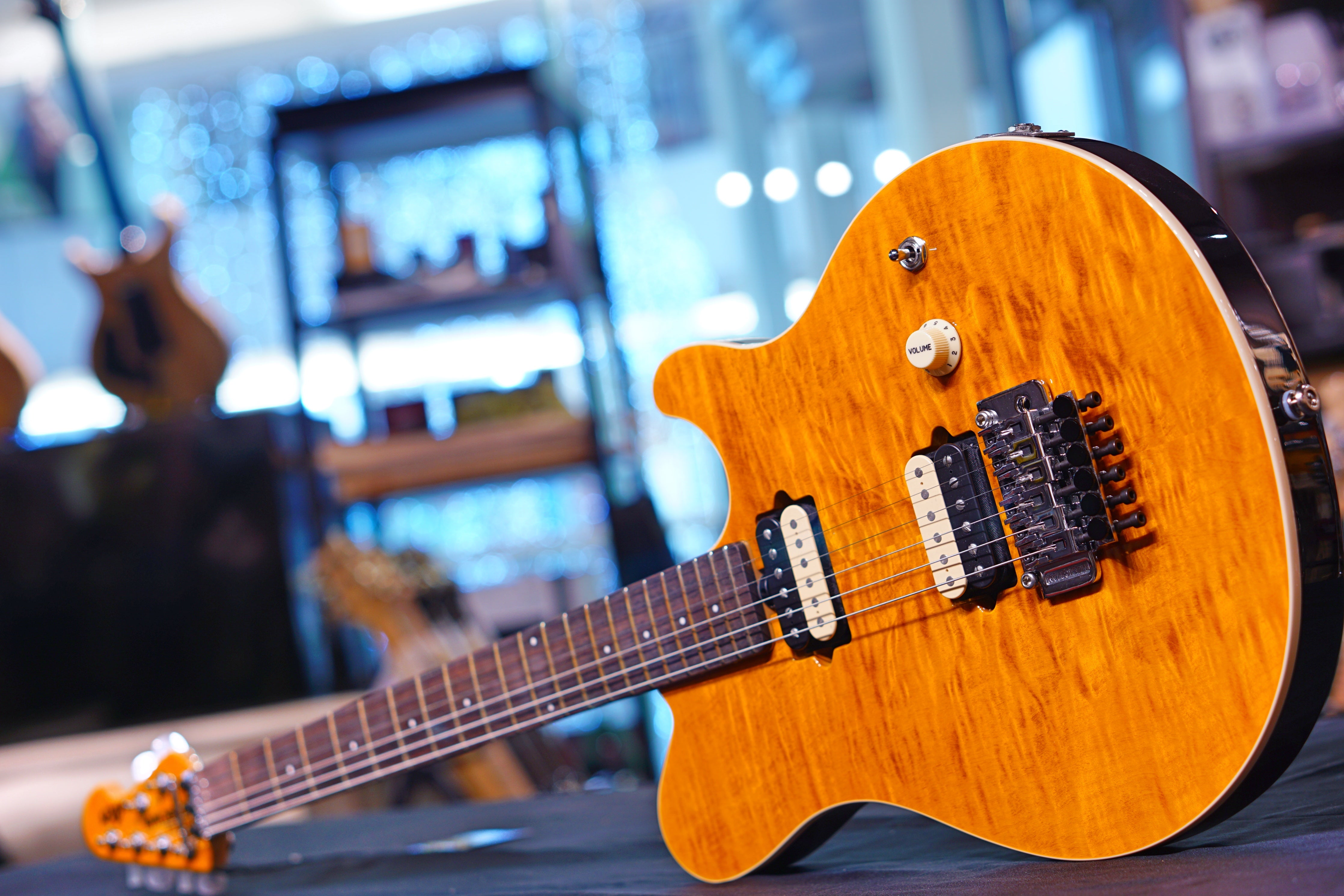 Ernie Ball Music Man Axis Trans Gold Quilt Match Headstock G85940