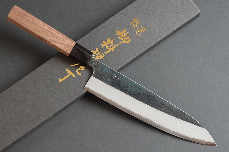 土佐打刃物の伝統を継承する宗石刃物製作所の青紙二号黒打・牛刀 21cm