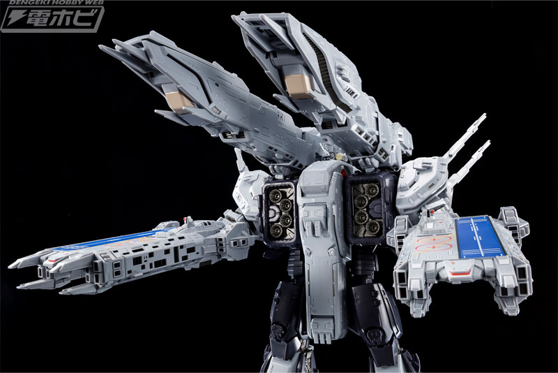 超時空要塞マクロス』完全変形SDF-1 MACROSSが全長約40センチのビッグ
