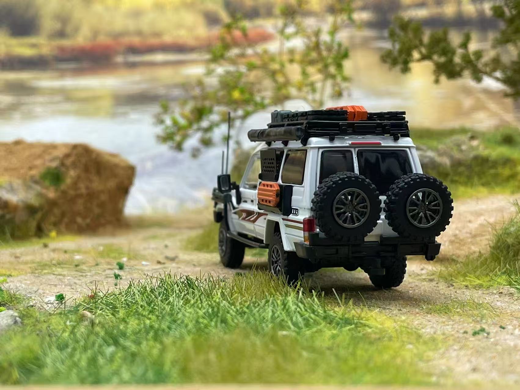 Autobots Models 1:64 Toyota Land Cruiser LC78 Off-road modified