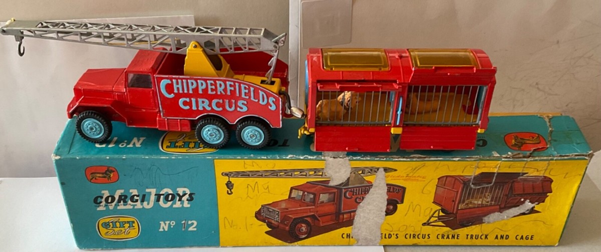 CORGI GIFT SET 12 . CHIPPERFIELDS CIRCUS CRANE TRUCK & CAGE +