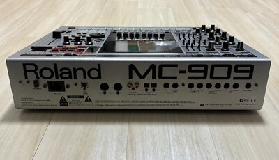 Roland MC-909 Music Sampler Sampling Groovebox Drum Machine
