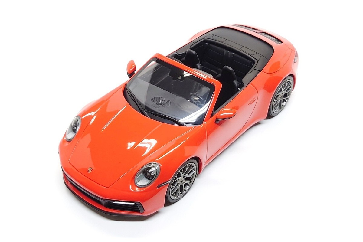 Minichamps 1:18 Porsche 911 Carrera 4S Cabriolet (992) in Lava