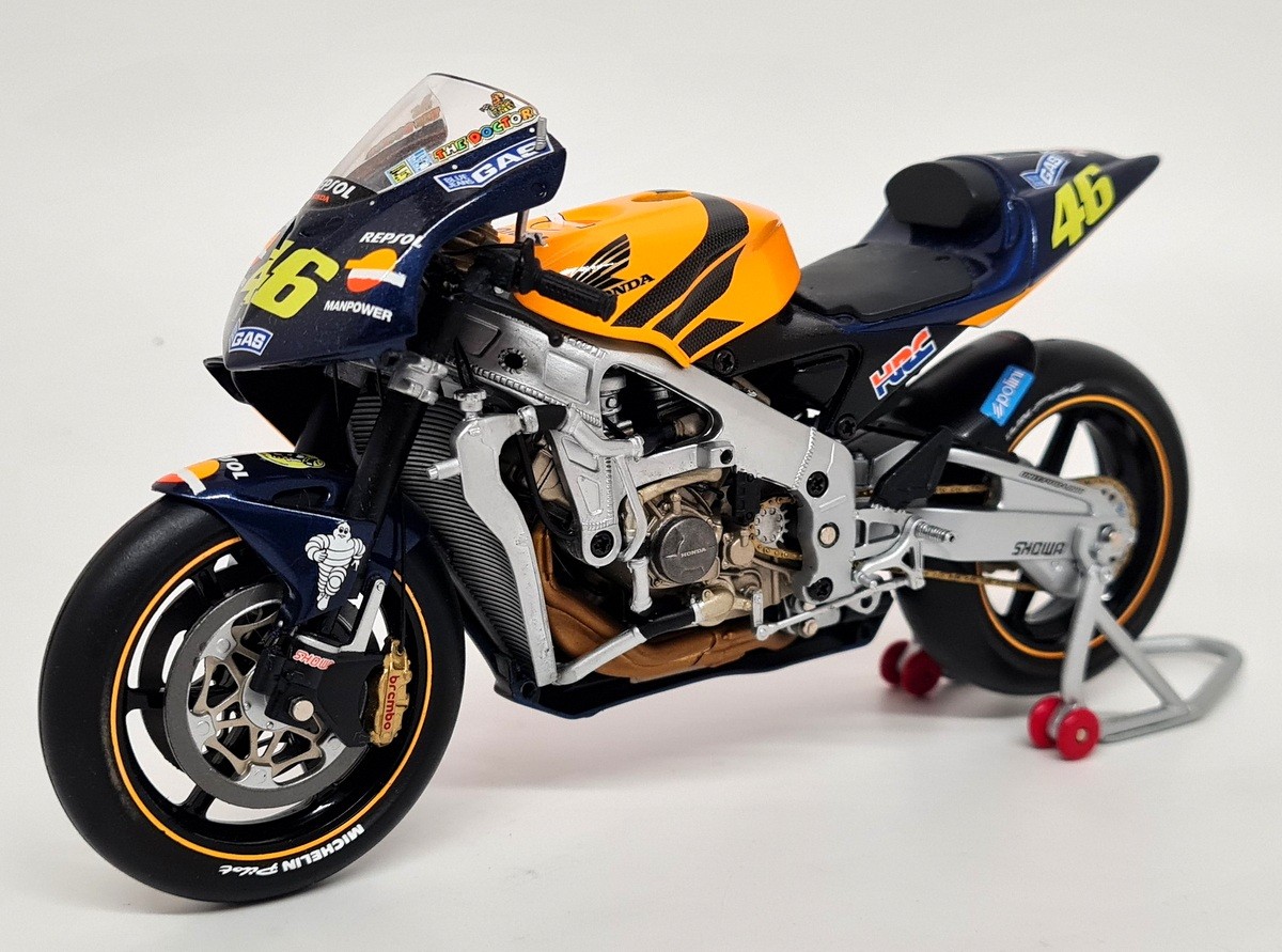Minichamps 1/12 Honda RC211V Moto GP 2002 Valentino Rossi Signed